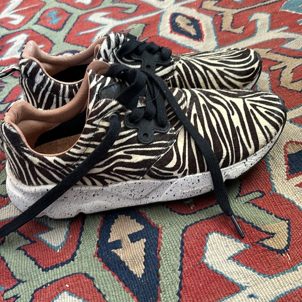 Beautiful Flower Mountain Sneakers